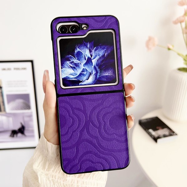Z Flip 5 etui, pu læder præget blomster stødsikkert etui til Samsung Galaxy Z Flip 5 Purple