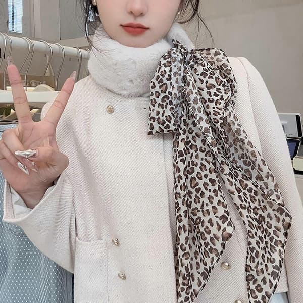 Furry Plys Halstørklæde til Vintervarme med Elegant Leopardprint Silke Bånd Patchwork Langt Halstørklæde til Kvinder Hvid Black