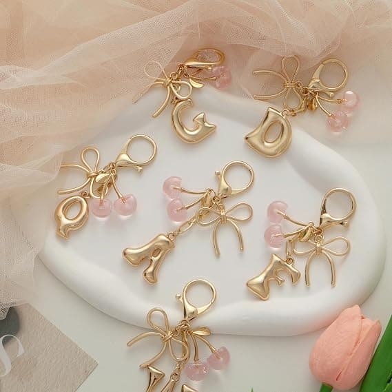 Bokstavsberlock B med rosett och körsbär, söt handväskaccessoar, rosa version