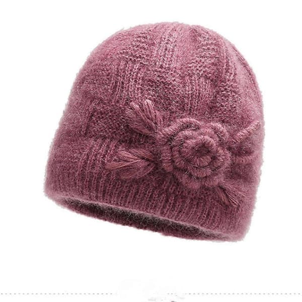 Rosa ullhatt med fleece for å holde varmen