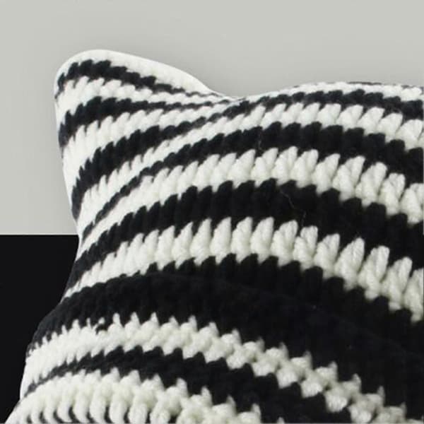 Stickad mössa med kattöron, mjukt lättviktsull för vintervärme Black and White