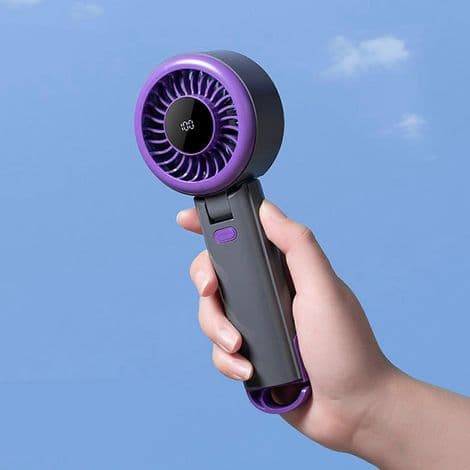 Forfriskende og bærbar lommeventilator, en lille bordventilator, i råhvid.