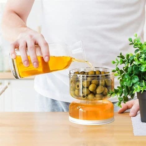 Timeglasformet krukke med hængslet låg og si til at adskille våde og tørre pickles