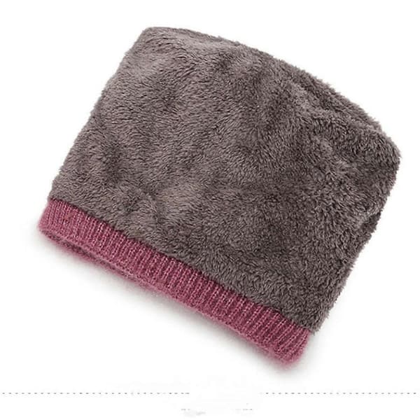 Rosa ullhatt med fleece for å holde varmen