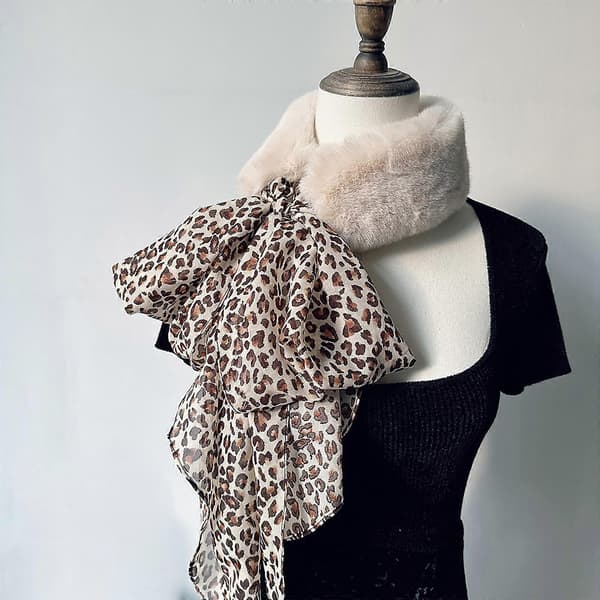 Furry Plyschhalsduk för Vintervärme med Elegant Leopardtryckt Sidenband Patchwork Lång Halsduk för Kvinnor Vit Camel