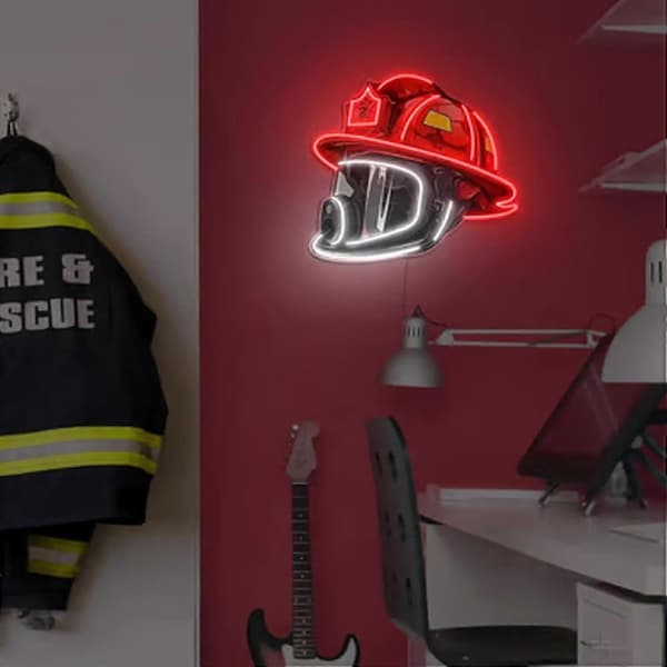 Sjarmerende brannmannhjelm neonskilt for ultimat romdekorasjon