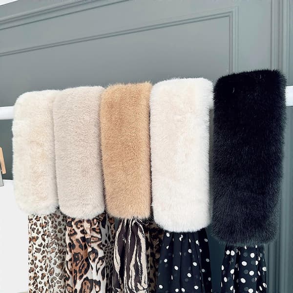 Furry Plysj Skjerf Wrap for Vintervarme med Elegant Leopardtrykk Silkebånd Patchwork Langt Halskjede for Kvinner Hvit Black