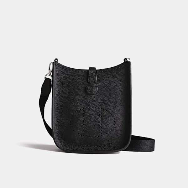 Enkla och stilrena, klassiska nischade Evelyns nya väskor: axelväskor, crossbody-väskor, damväskor i läder i svart.
