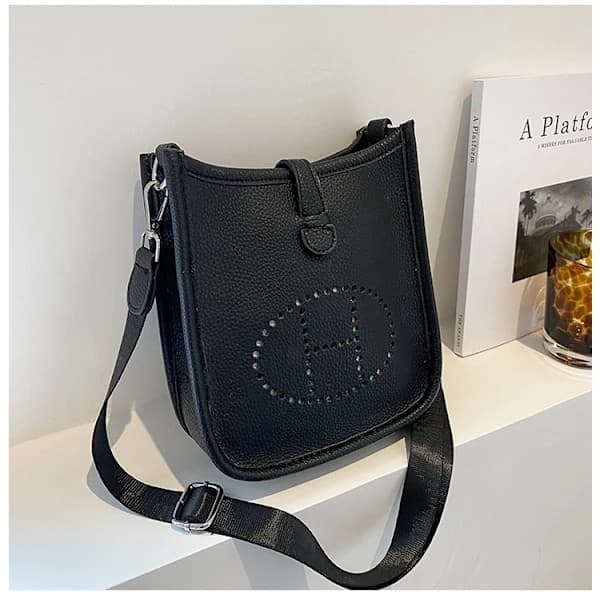 Enkla och stilrena, klassiska nischade Evelyns nya väskor: axelväskor, crossbody-väskor, damväskor i läder i svart.