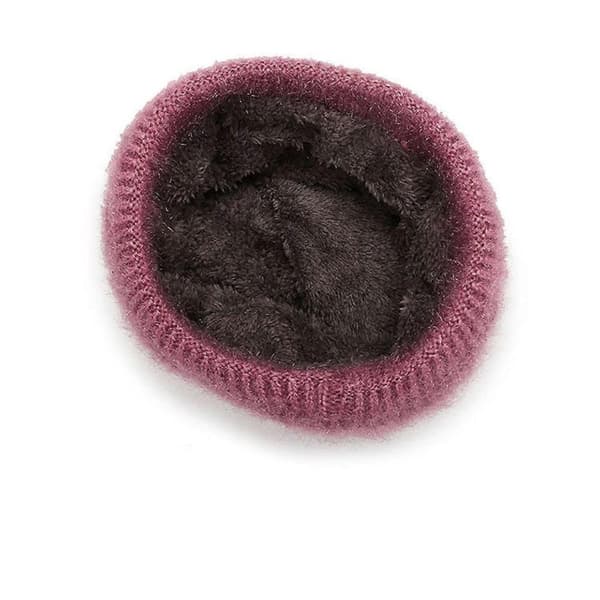 Rosa ullhatt med fleece for å holde varmen