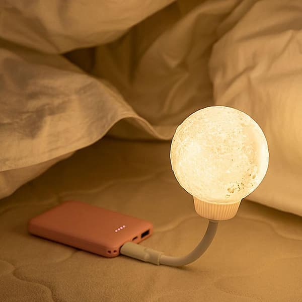Måneformet intelligent stemmelampe med USB-plugg, roterbar nattlampe for studierom White